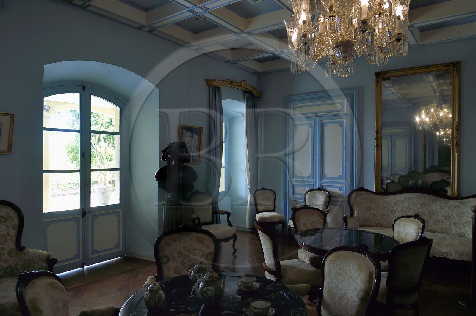 France, Ile de la Reunion, Saint-Gilles-les-Hauts, Musée de Villèle dans le domaine Panon-Desbassyns, ancienne propriété coloniale au cœur d'une grande plantation de canne à sucre qui faisait travailler un peu plus de 400 esclaves, le salon de la maison de maitre