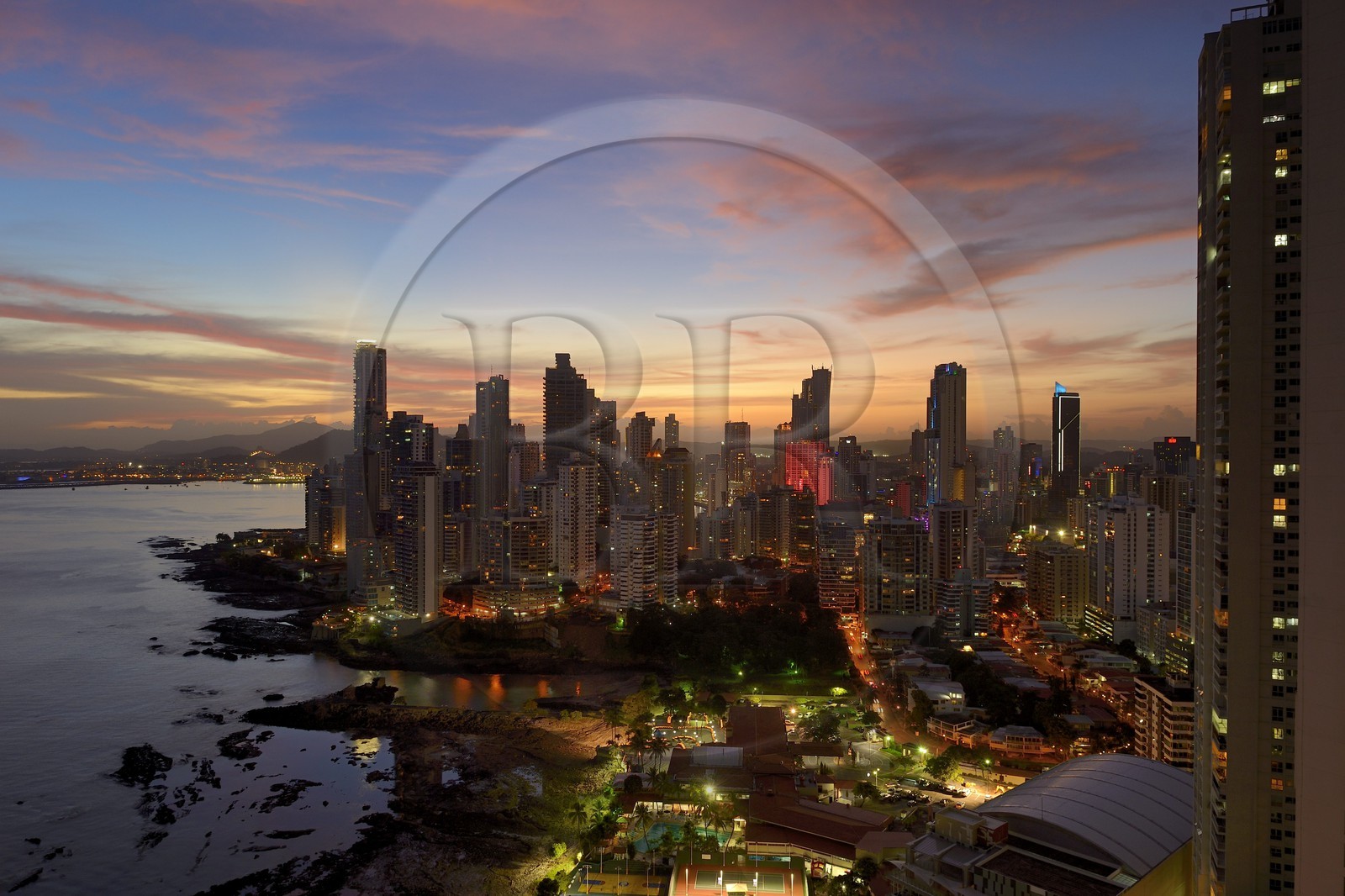 Panama, Panama City, les gratte-ciels du quartier de front de mer de Punta Paitillia après le coucher de soleil Panama, Panama City, les gratte-ciels du quartier de front de mer de Punta Paitillia après le coucher de soleil