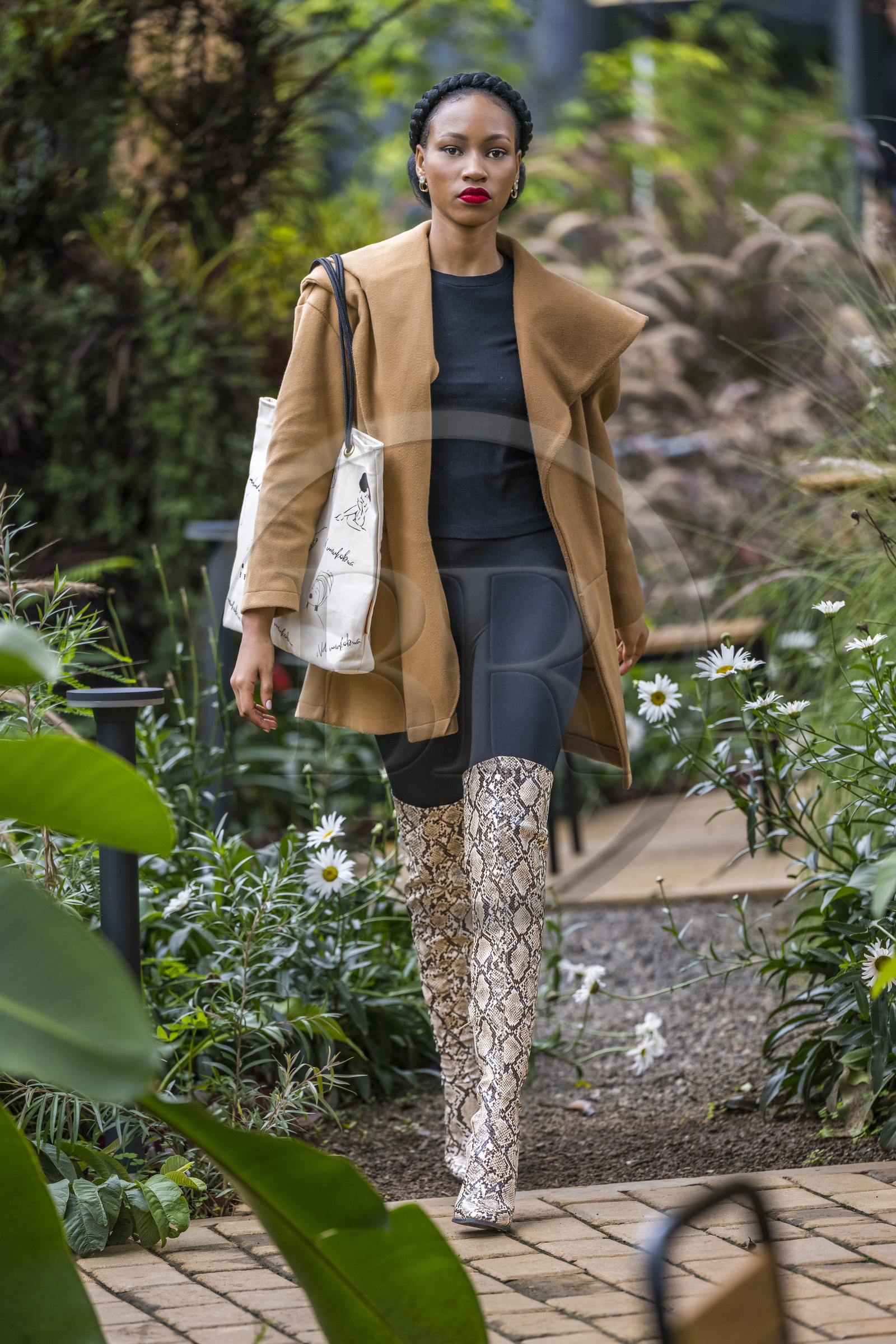 Rwanda, Kigali, Norrsken House Kigali, la mannequin Winnie Shema Tumusiime met en valeur la collection de sac de la marque Flove made in Rwanda