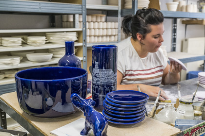 France, Nièvre (58), Nevers, Faïencerie Georges, les ateliers, Manon à la retouche des assiettes