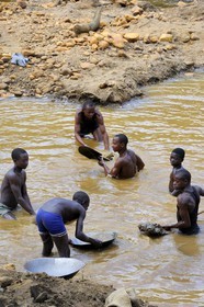 Tanzania, Morogoro district, Uluguru mountains, gold diggers on the river Ruvu