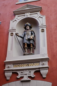 Germany, Bremen, statue decorating a facade of house in the old town
