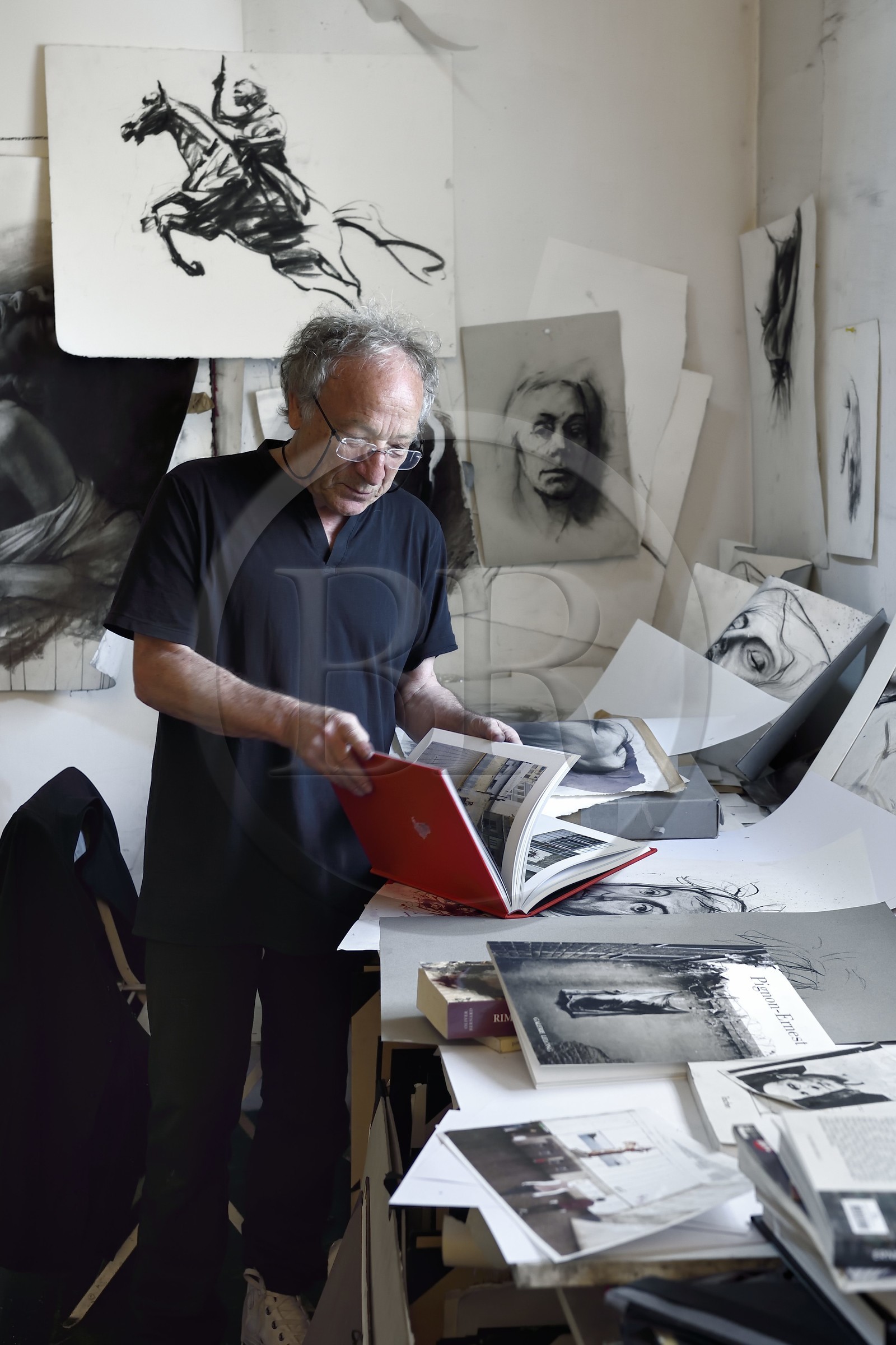 France, Ivry-sur-Seine (94), l'artiste plasticien Ernest Pignon-Ernest dans son atelier France, Ivry-sur-Seine (94), l'artiste plasticien Ernest Pignon-Ernest dans son atelier