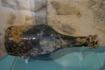 France, Finistère (29), Brest, le musée national de la Marine dans le château, bouteille de la prise de possession de l'Australie par la France (reconstitution) 1772, découverte par des archéologuesen 1998