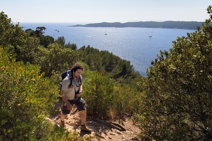 France, Var (83), Iles d'Hyères, Parc national de Port Cros, Ile de Port-Cros, Johann Cerisier, garde moniteur du parc national de Port-Cros en tournée de surveillance, l'Ile de Bagaud qui est une réserve intégrale en arrière plan