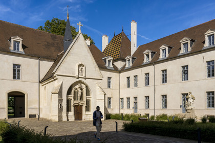 France, Côte-d'Or (21), Dijon, zone classée Patrimoine Mondial de l'UNESCO, Cité Internationale de la Gastronomie et du Vin par l'architecte Anthony Béchu, la chapelle Sainte-Croix de Jérusalem du cimetière de l'ancien hopital général, XVe siècle