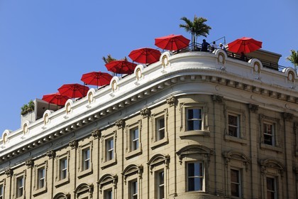 Canada, province de Québec, Montréal, quartier du Vieux-Montréal, le Vieux-Port, café terrasse de l'hotel de la place d'arme