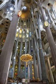 Espagne, Catalogne, Barcelone, quartier de l'Eixample, basilique de la Sagrada Familia de l'architecte du modernisme catalan Antoni Gaudi classée Patrimoine Mondial de l'UNESCO, le presbyterium, chœur réservé au clergé, surmonté du Christ crucifié accroché à un baldaquin suspendu