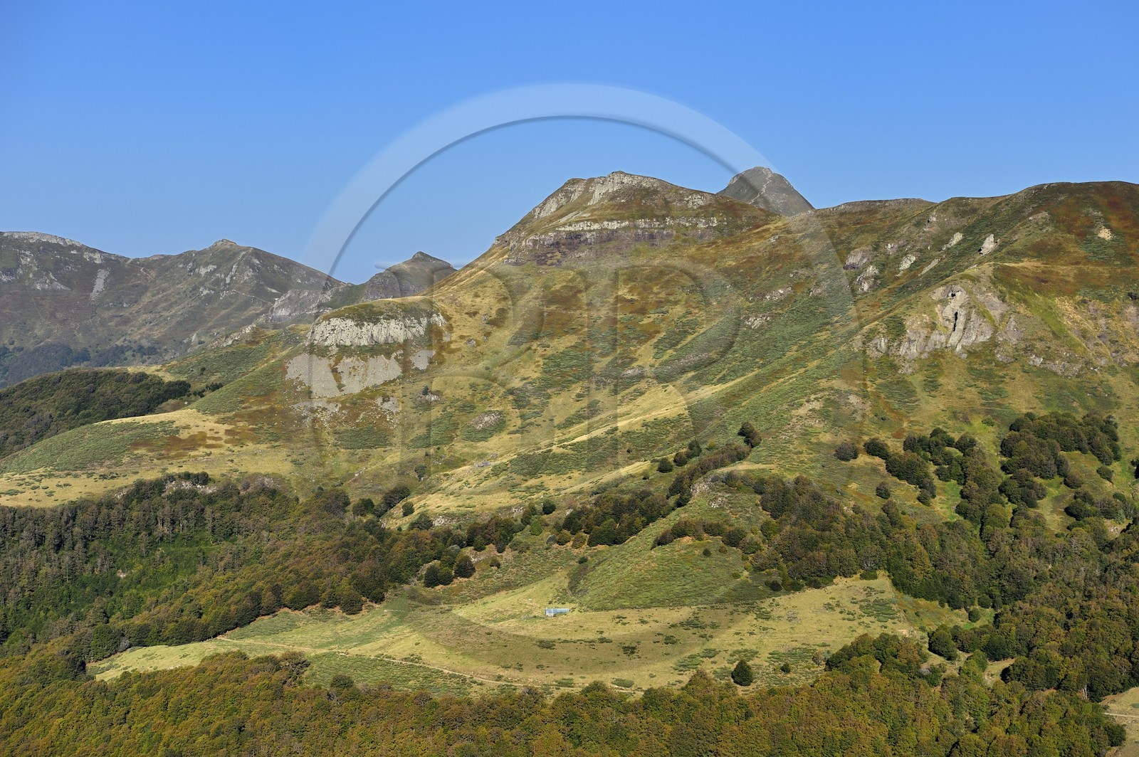 France, Cantal (15), Parc Naturel Régional des Volcans d'Auvergne, Le Lioran, depuis le col de Rombière sur le chemin de Saint-Jacques de Compostelle par la Via Arverna, les Fours de Peyre Arse et le sommet du Puy Mary émergeant en arrière plan France, Cantal (15), Parc Naturel Régional des Volcans d'Auvergne, Le Lioran, depuis le col de Rombière sur le chemin de Saint-Jacques de Compostelle par la Via Arverna, les Fours de Peyre Arse et le sommet du Puy Mary émergeant en arrière plan