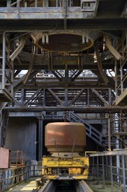 France, Moselle (57), Vallée de la Fensch, usine sidérurgique d'Uckange, Parc du Haut-fourneau U4, benne Staeler qui charge le haut-fourneau par le geulard