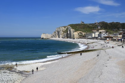 France, Seine-Maritime (76), Pays de Caux, Côte d'Albâtre, Etretat, la plage et la falaise d'Amont surplombé par l'église Notre-Dame-de-la-Garde