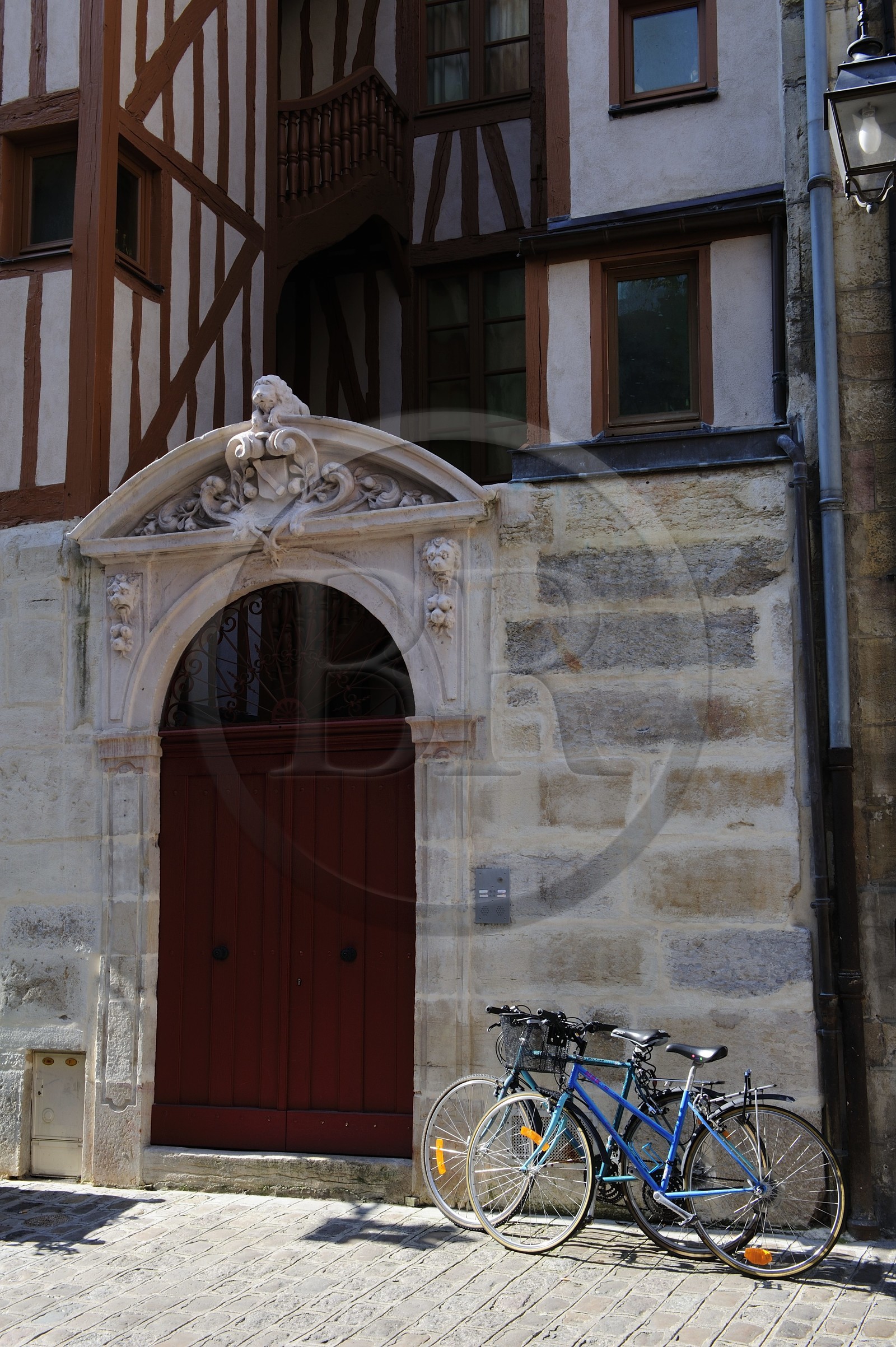 France, Côte d'Or (21), Dijon, maison médiévale à colombages la rose de Vergy rue de la Couette