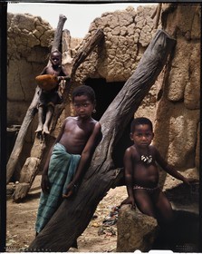 Burkina Faso, Poni province, Lobi land, Loropéni, children in front of their house in clay (banco)