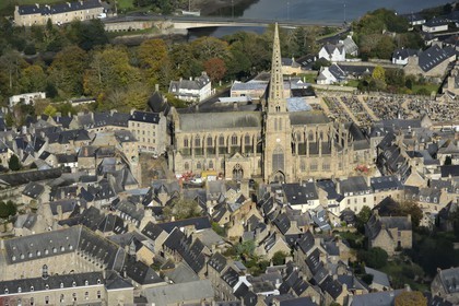 France, Côtes-d'Armor (22), Tréguier, Cathédrale Saint-Tugdual (vue aérienne)