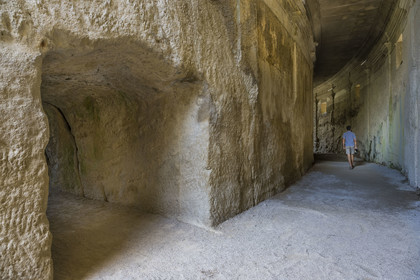 France, Vaucluse (84), Vaison-la-Romaine, site archéologique de Puymin, le theatre antique (Ier siècle) creusé partiellement dans la roche de la colline, l'ambulatre galerie arrière