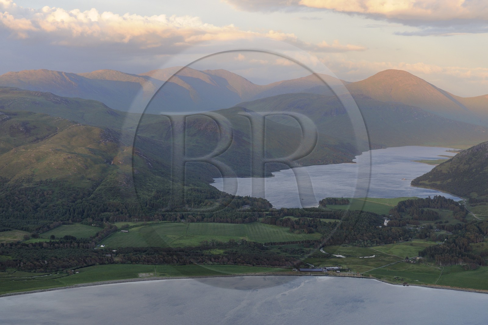 Royaume-Uni, Ecosse, Highland, Hébrides intérieures, Ile de Mull, le Loch Ba et les montagnes du sud de l'île (vue aérienne)