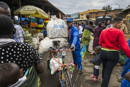 Rwanda, Province du Nord, Musanze (anciennement nommée Ruhengeri), le marché central, transport de sacs sur une bicyclette, les bicyclettes sont le principal moyen de transport local