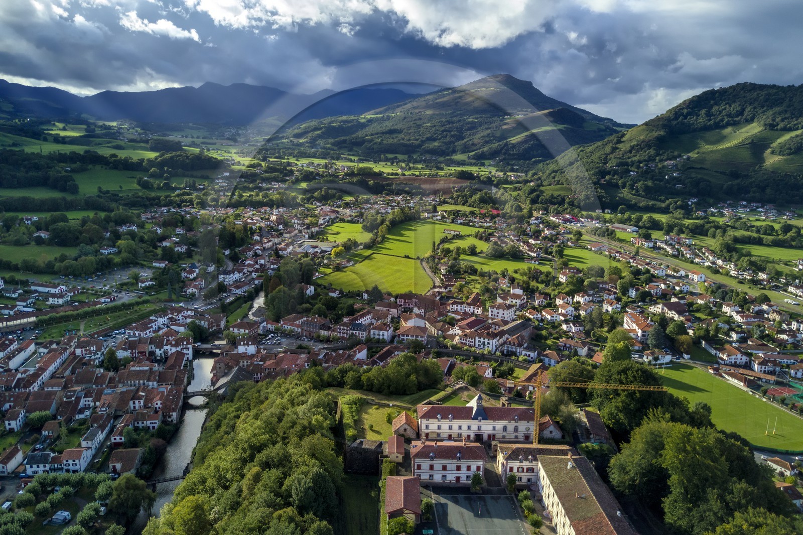 France, Pyrénées-Atlantiques (64), Pays-Basque, Saint-Jean-Pied-de-Port dominé par la citadelle et traversé par la rivière Nive de Béhérobie (vue aérienne)