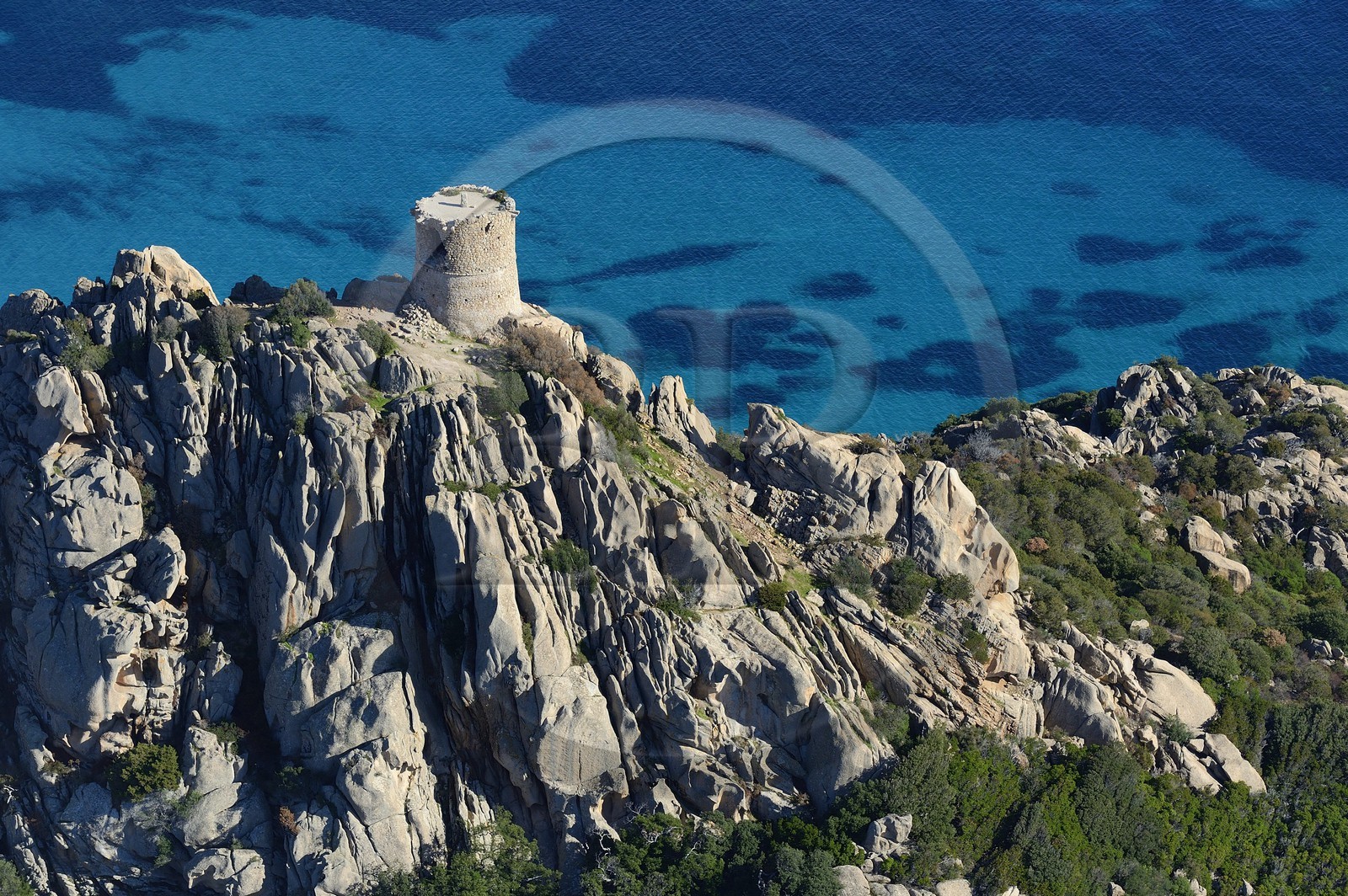 France, Corse-du-Sud (2A), le site naturel de Cala de Roccapina, la tour génoise de Roccapina (vue aérienne)