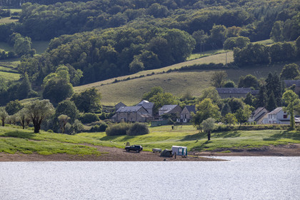 France, Nièvre (58), Parc naturel régional du Morvan, Chaumard, lac de Pannecière, pêcheurs à la ligne en bord du lac, carpistes qui pêchent les carpes la nuit