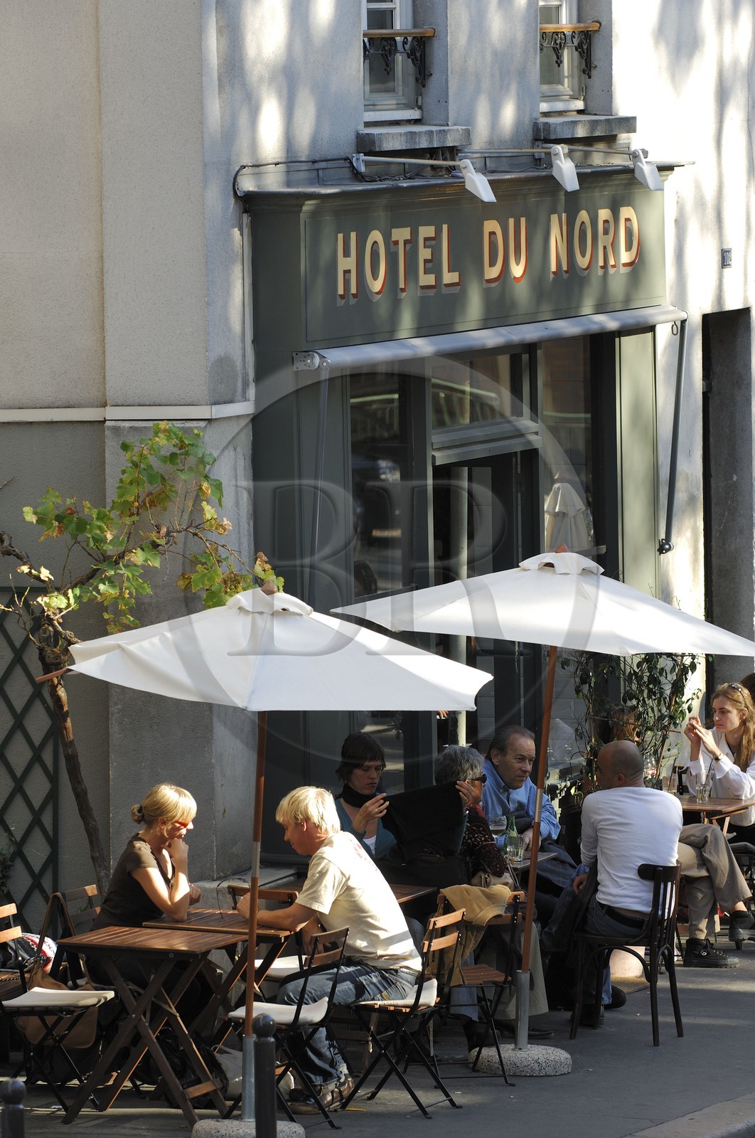 France, Paris (75), le café restaurant Hôtel du Nord au bord du canal Saint-Martin