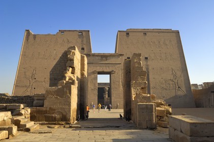Egypt, Upper Egypt, Nile Valley, Edfu, temple dedicated to Horus God, the entrance pylon