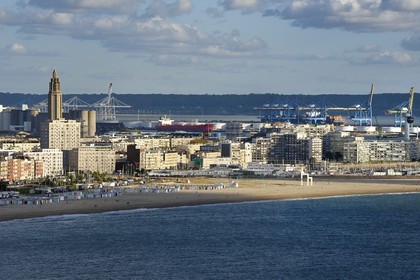 France, Seine-Maritime (76), Le Havre, classé Patrimoine Mondial de l'UNESCO, le coeur de la ville autour de la Tour Lanterne de l'église Saint-Joseph depuis Sainte-Adresse et la grande plage de galets