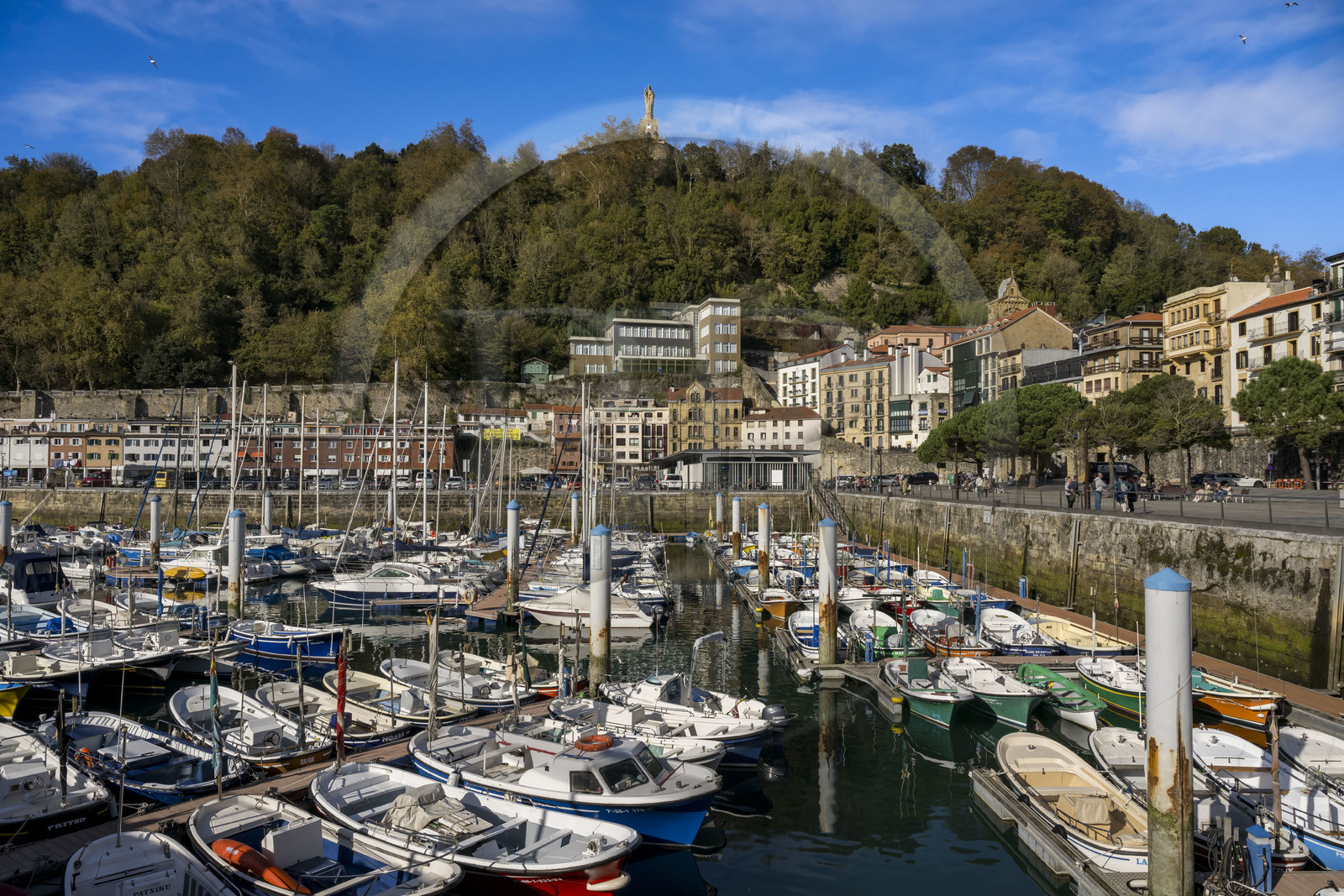 Espagne, province du Guipuscoa (Gipuzkoa), Saint-Sébastien (Donostia), le Vieux Port au pied du Mont Urgull et du chateau de La Mota