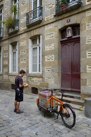 France, Ille-et-Vilaine (35), Rennes, livraison de colis à vélo rue Saint-Sauveur