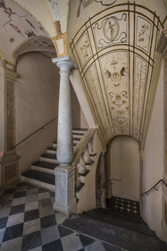 France, Alpes-Maritimes (06), Nice classée Patrimoine Mondial de l'UNESCO, le Vieux Nice, Palais des Cais de Gilette du XVIIème siècle,  la cage d’escalier avec une décoration à grotesques