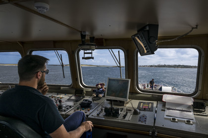 France, Finistère (29), Mer d'Iroise, Ile de Molène, navire de la Penn ar Bed assurant la liaison avec les iles de Molène et Ouessant, arrivée sur l'Ile de Molène vue depuis la passerelle avec le pilote