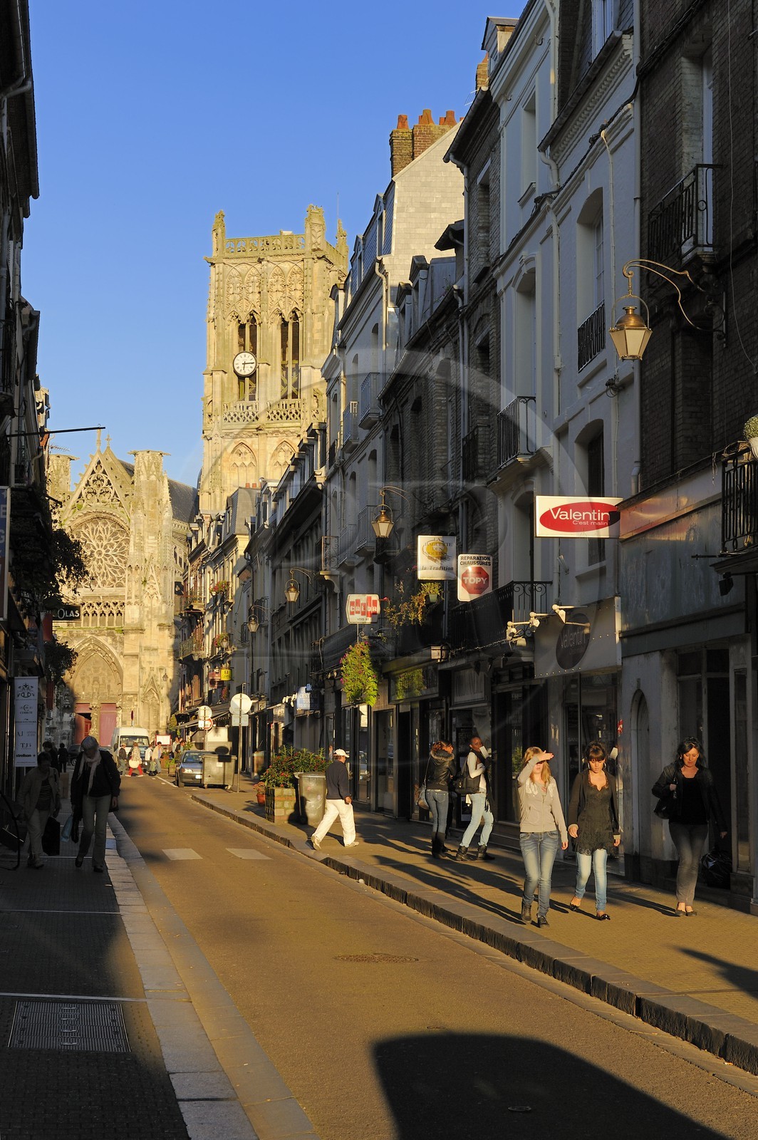 France, Seine-Maritime (76), Dieppe, l'église Saint-Jacques du XIIIème siècle et la rue Saint-Jacques France, Seine-Maritime (76), Dieppe, l'église Saint-Jacques du XIIIème siècle et la rue Saint-Jacques