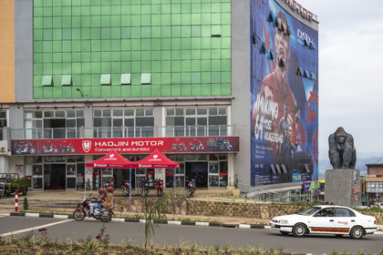 Rwanda, Kigali, le centre commercial Silverback mall avec une publicité géante pour la coupe du monde de football et une statue d'un gorille de montagne (Gorilla beringei beringei) silverback à dos d'argent