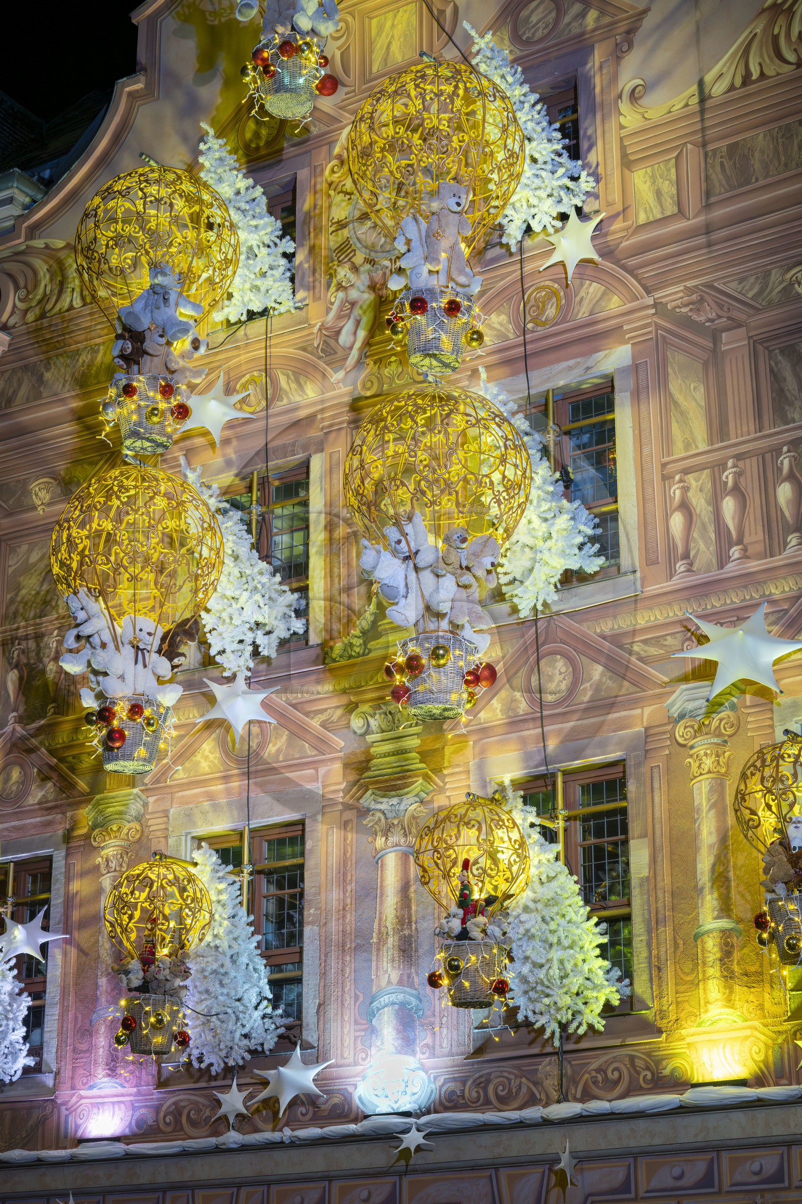 France, Bas-Rhin (67), Strasbourg, vieille ville classée au Patrimoine Mondial de l’UNESCO, décoration de Noël sur la facade de la patisserie Christian Meyer