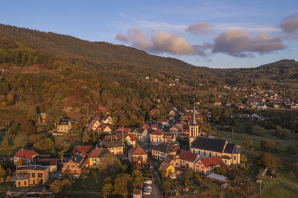 France, Haut-Rhin (67), Thannenkirch, randonnée dans le massif du Taennchel qui surplombe le village (vue aérienne)