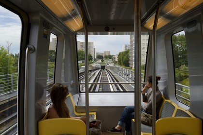 France, Ille-et-Vilaine (35), Rennes, métro quittant la station de La Poterie