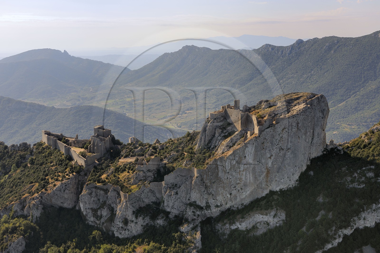 France, Aude (11), Pays Cathare, le château de Peyrepertuse du XIIe siecle et le château de Quéribus en silhouette au fond (vue aérienne)