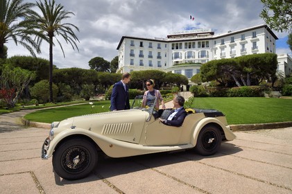 France, Alpes Maritimes (06), Saint-Jean-Cap-Ferrat, Grand-Hotel du Cap-Ferrat, palace 5 étoiles du groupe Four Seasons Hotel, le portier accueille des clients en Morgan Roadster 4 4