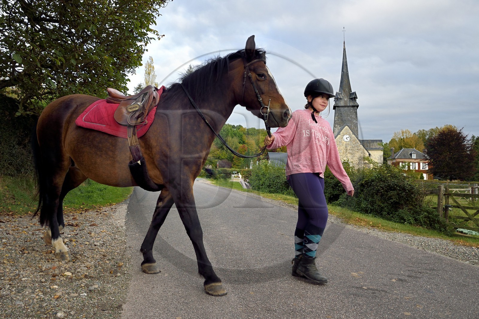 France, Calvados (14), Pays d'Auge, La Roque Baignard, jeune fille partant faire de l'équitation France, Calvados (14), Pays d'Auge, La Roque Baignard, jeune fille partant faire de l'équitation