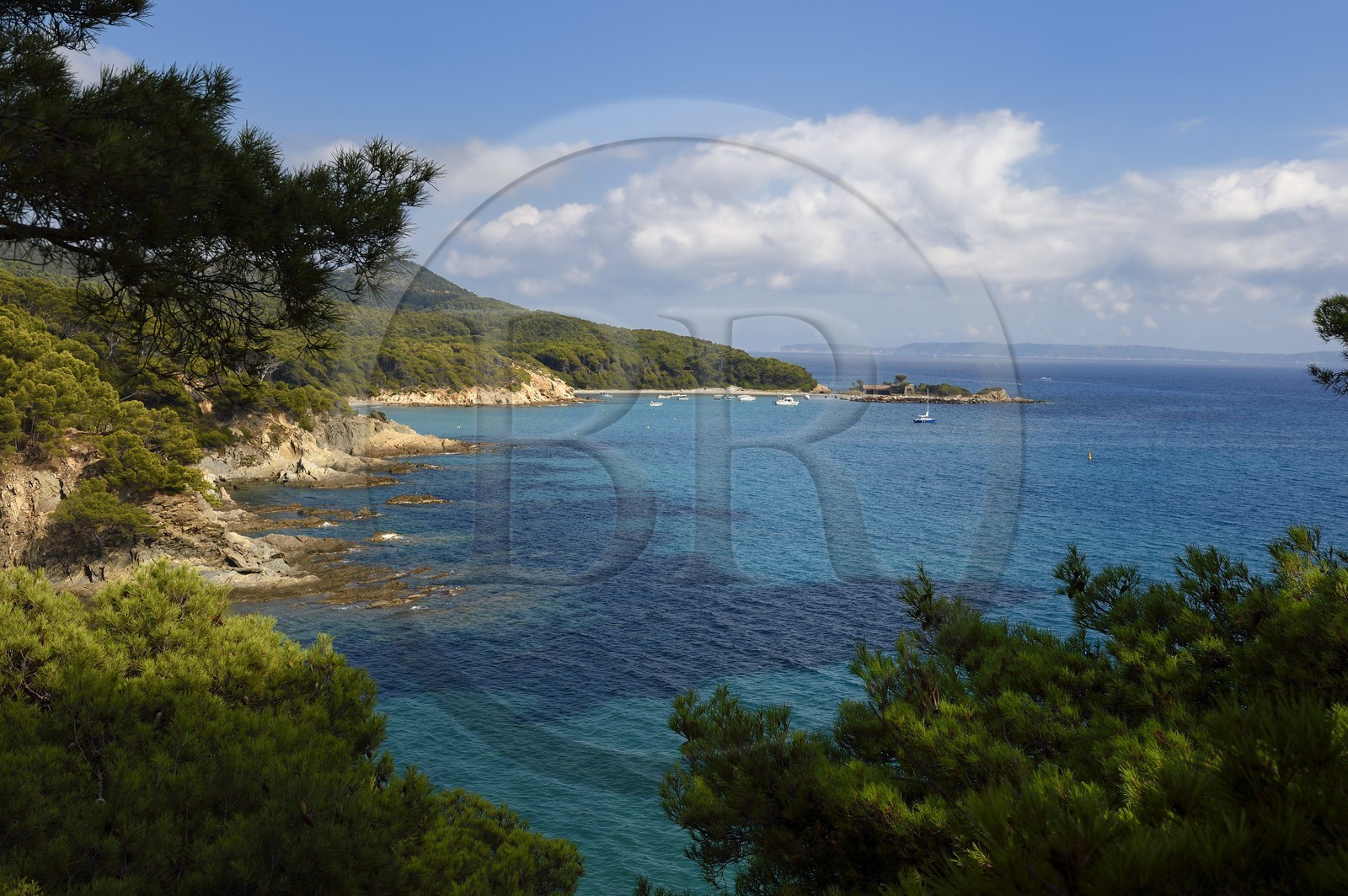 France, Var (83), Bormes les Mimosas, vu du Fort de Brégançon sur la Pointe de la Galère, en arrière plan les Iles du Levant
