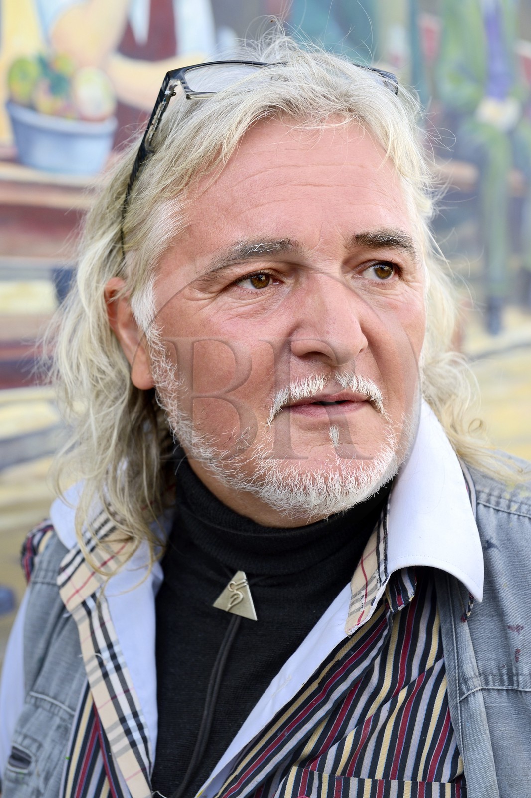 France, Moselle (57), Vallée de la Fensch, le peintre Greg Gawra devant une de ses oeuvres sur le mur de la poste de Nilvange