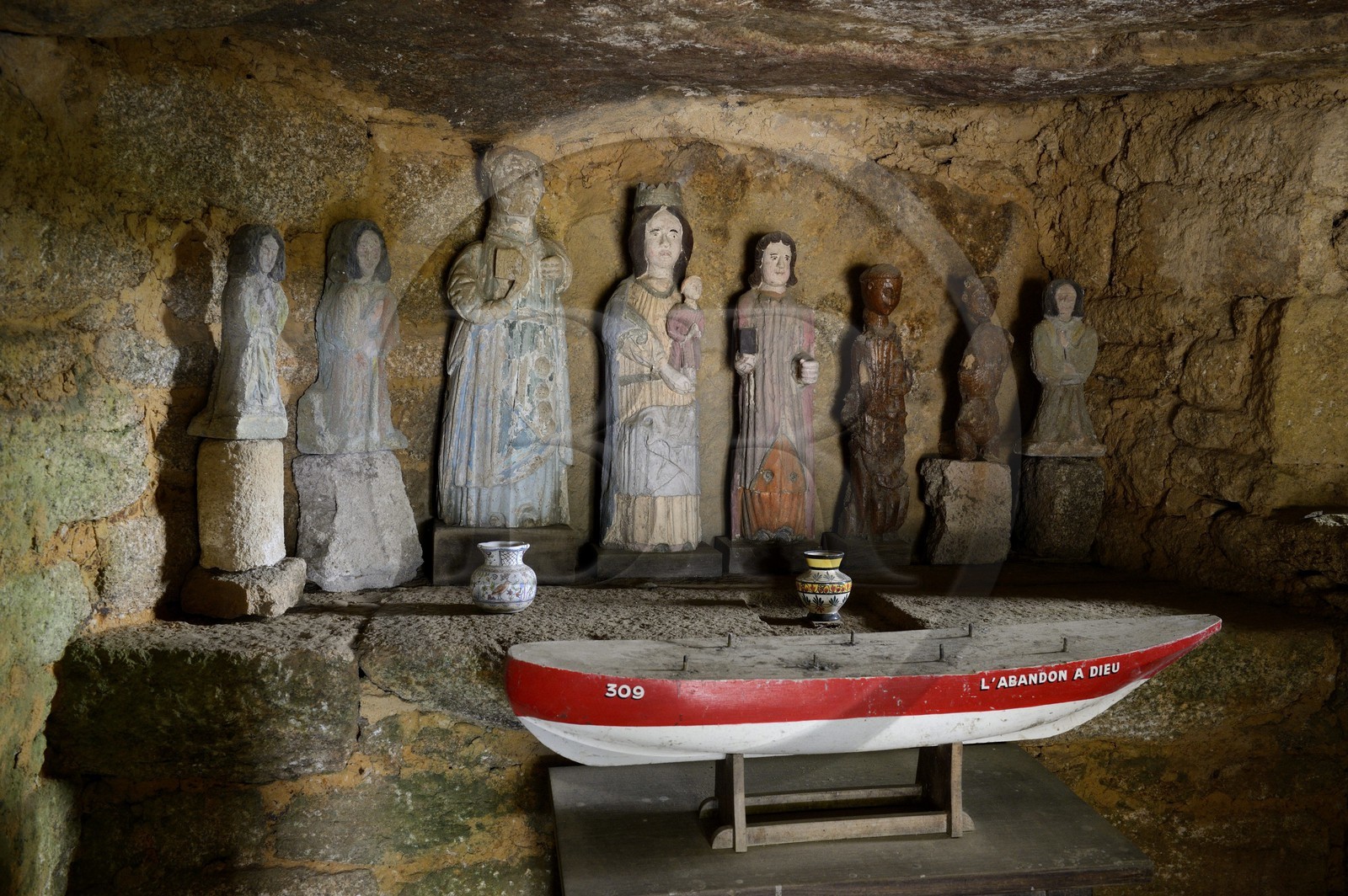 France, Côtes-d'Armor (22), Vieux-Marché, la chapelle des Sept-Saints consacrée aux Sept Dormants d'Éphèse, la crypte-dolmen du Stivel qui aurait été christianisée dès le VIème siècle, anciennes statues des sept Saints d'Éphèse