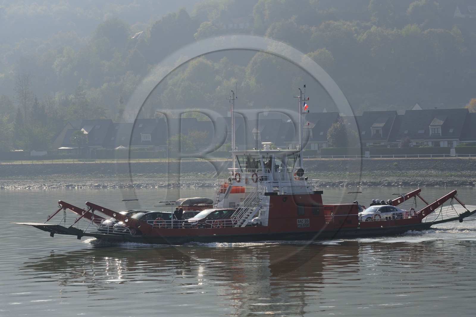 France, Seine-Maritime (76), le bac sur la Seine au village de La Bouille