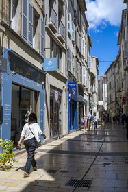 France, Vaucluse (84), Avignon, la rue des Fourbisseurs piétonne