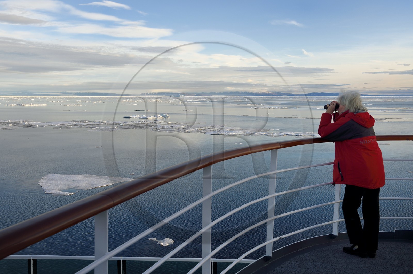 Groenland, cote Nord-Ouest, Smith sound au nord de la baie de Baffin, le bateau de croisière MS Fram de la compagnie Hurtigruten, passager observant la banquise et la côte canadienne de l'ile d'Ellesmere en arrière plan