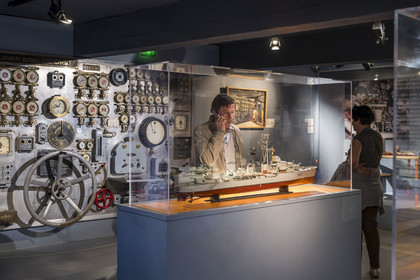 France, Finistère (29), Brest, le musée national de la Marine dans le château, maquette d'escorteur d'escadre, tableau de manœuvre de machine arrière de l’escorteur d’escadre Le Vauquelin en arrière plan