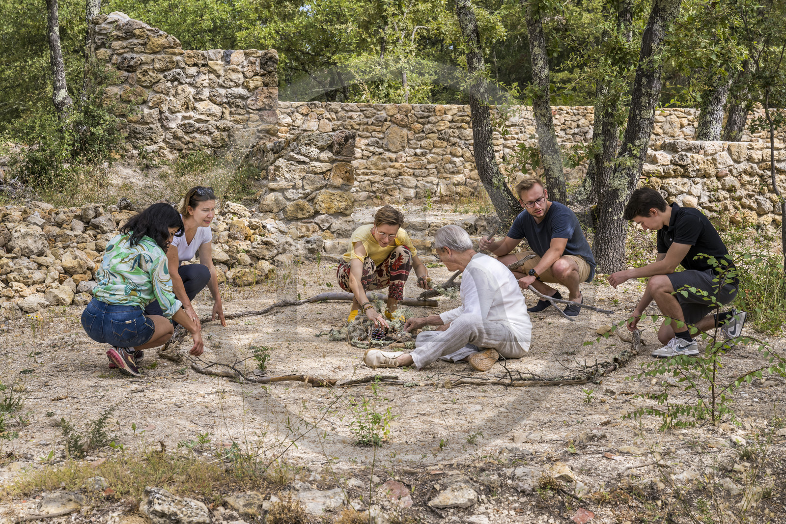 France, Var (83), Provence Verte, Bras, Académie du Bain de Forêt Provençale, forêt du domaine Le Peyrourier - une campagne en Provence, Constanze Coisne guide le Shinrin Yoku