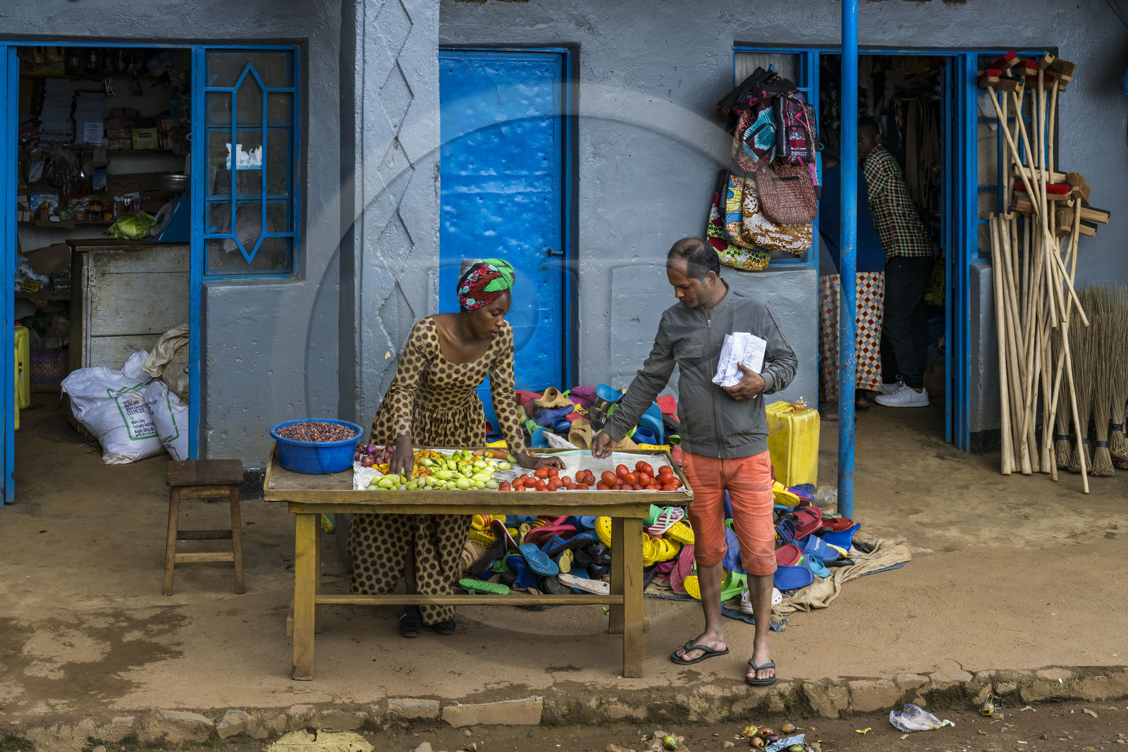 Rwanda, Province de l’Ouest, Gisakura, commerces et étals dans les rues du village