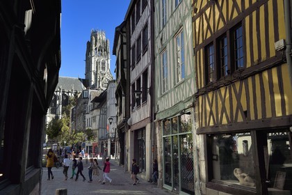 France, Seine-Maritime (76), Rouen, la très vieille rue Damiette et l'abbatiale Saint-Ouen en arrière plan