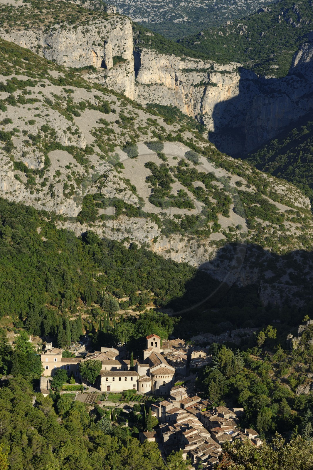 France, Hérault (34), village médiéval de Saint-Guilhem-le-Désert, labellisé Les Plus Beaux Villages de France, la combe de Gellone et le village au creux des monts de l'Infernet